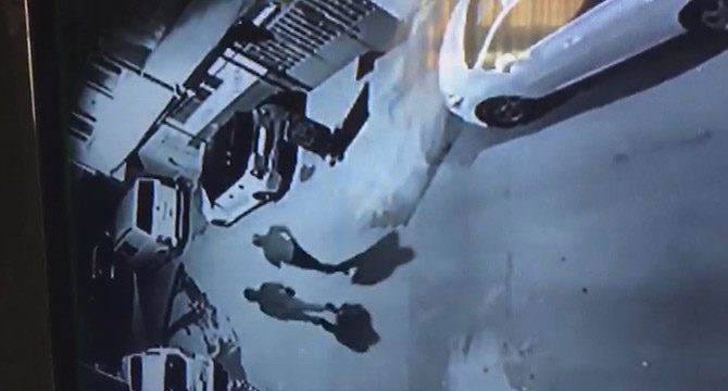 Beyoğlu'nda el yapımı patlayıcı atan şüpheliler kamerada