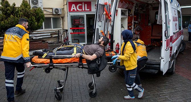 Beyoğlu'nda otomobiline binmeye çalışan kişiye silahlı saldırı