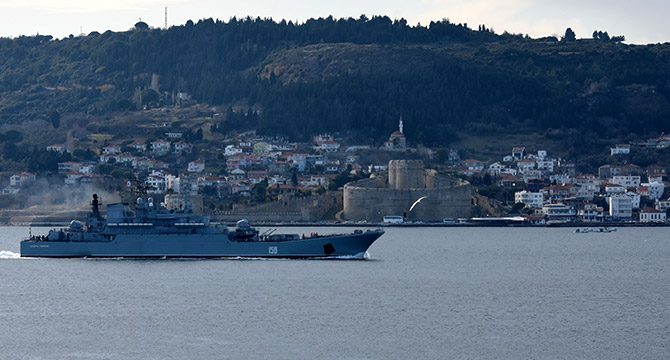 Rus savaş gemisi 'Caesar Kunikov', Çanakkale Boğazı'ndan geçti