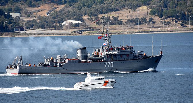 Rus savaş gemisi ve askeri römorkörü Çanakkale Boğazı'ndan geçti
