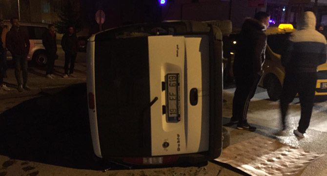 Otomobilin çarptığı hafif ticari araç devrildi: 5 yaralı