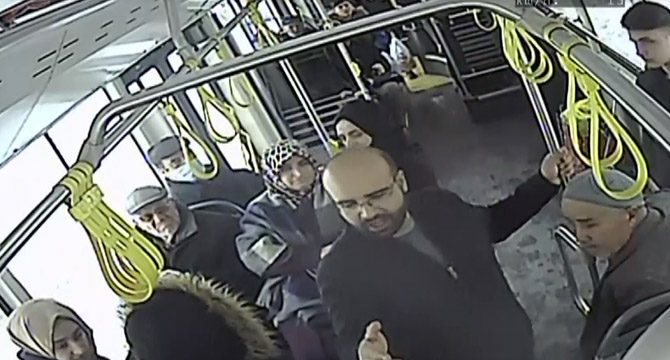 Halk otobüsünde sürücü ve yolcu kavgası kamerada