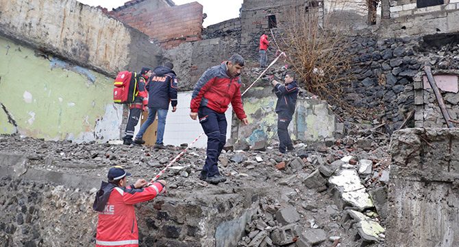 Diyarbakır'da metruk yapı çöktü, 4 kişi yaralandı