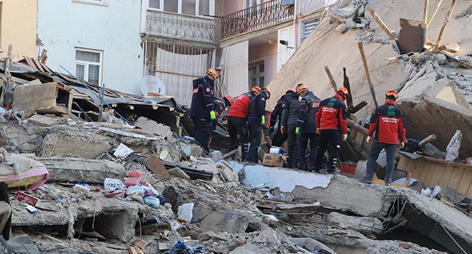 Mustafa Paşa Mahallesi'ndeki enkazda bir kadın aranıyor