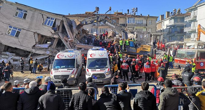 Sürsürü Mahallesi'ndeki enkazdan 1 kadının cansız bedeni çıkarıldı