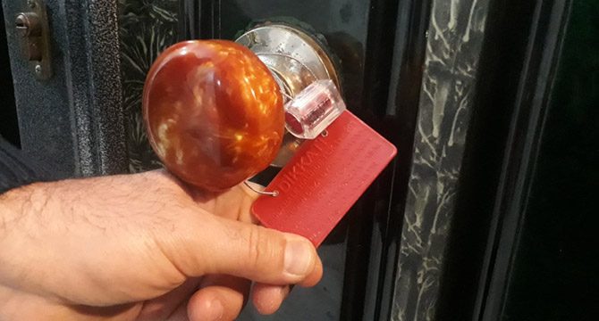 Mühüre rağmen ağır hasarlı binalarına döndüler
