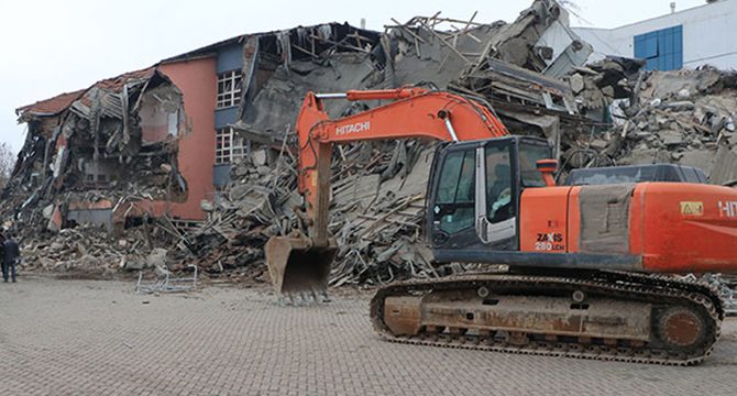 Depremde ağır hasar gören okullar yıkılıyor
