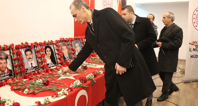 Diyarbakır'da bombalı saldırıda ölen 6'sı öğrenci 7 kişi anıldı
