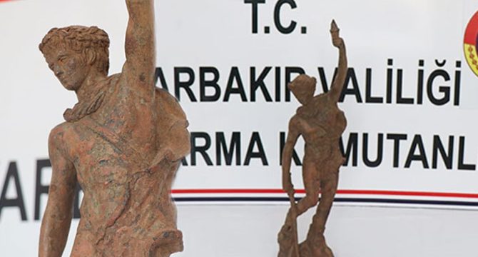 Diyarbakır'da, Roma dönemine ait savaşçı figürlü heykel ele geçirildi