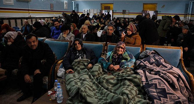 Depremin vurduğu Elazığ'da vatandaşların bazıları sokakta bazıları ise kapalı alanda