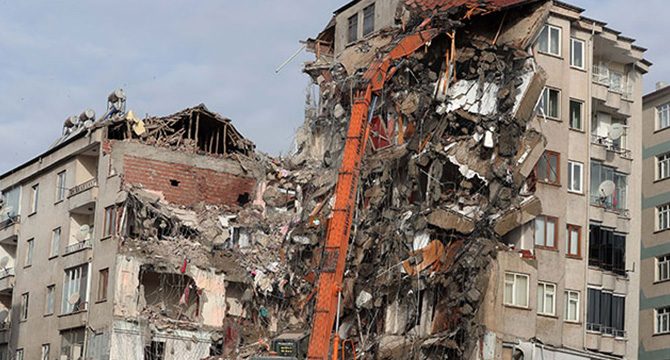 Elazığ'daki riskli binanın yıkımı sürüyor