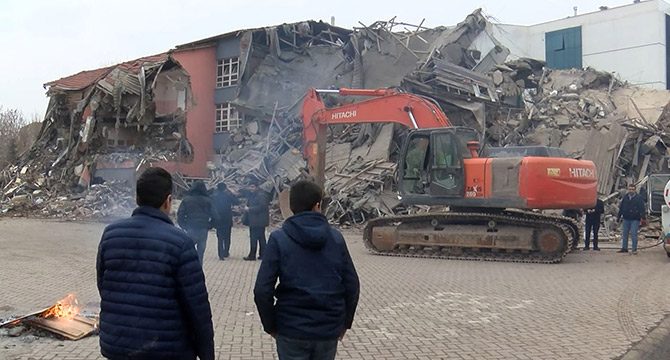 Elazığlı öğrenciler, ağır hasarlı okullarının yıkımını üzüntüyle izledi