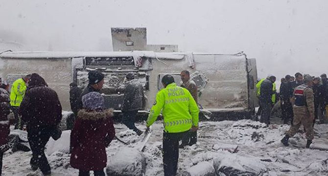 Erzincan'da, buzlanan yolda otobüs yan yattı: 46 yolcu yaralı