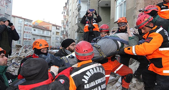 Yerini bildirdiği cep telefonu ile 13 saat sonra enkazdan çıkarıldı