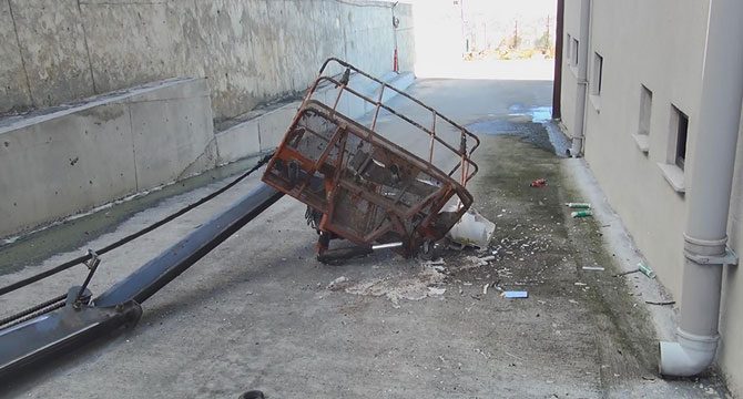 Hadımköy'de vinç devrildi, çatı kenarında asılı kalan işçi düşerek öldü