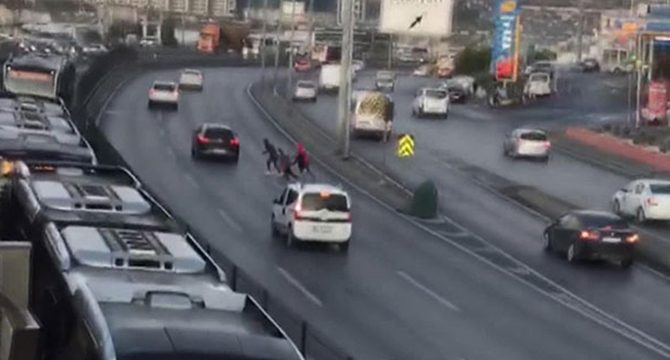 Metrobüse kaçak binmek isteyen çocukların tehlikeli geçişleri kamerada
