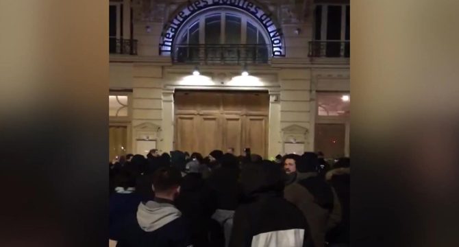 Macron tiyatrodayken protestocular binayı sardı