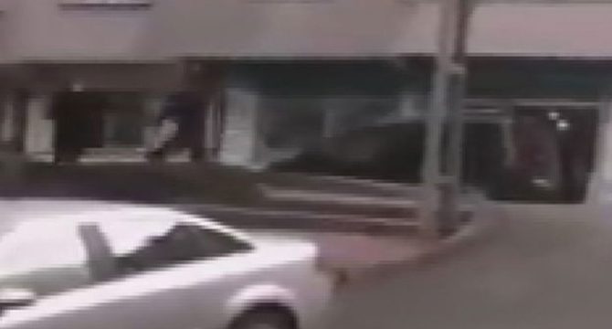 Gaziosmanpaşa'da sokak ortasında kadını sopayla dövdü