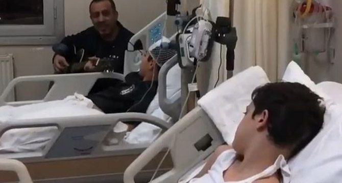 Haluk Levent'ten hastanede küçük hayranlarına yılbaşı konseri 