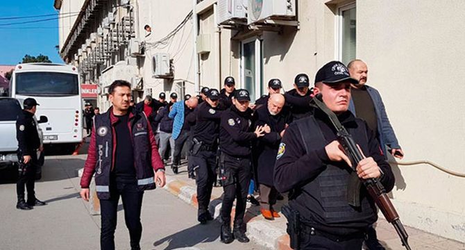 Sahte 1 milyon 750 bin doları düşük kurdan satmaya çalışan çete çökertildi