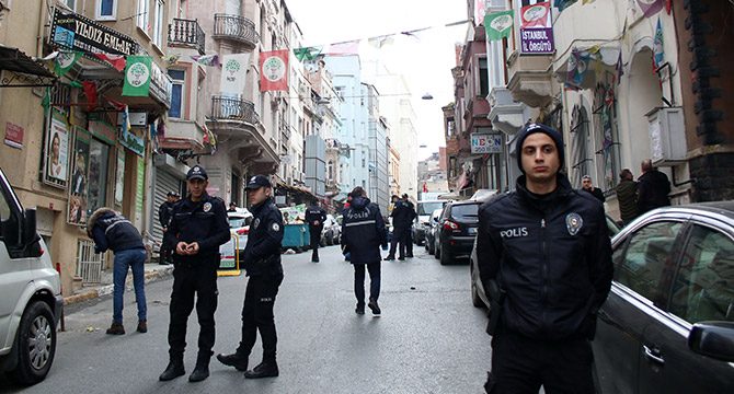 Beyoğlu'ndaki HDP binası önünde hareketli dakikalar