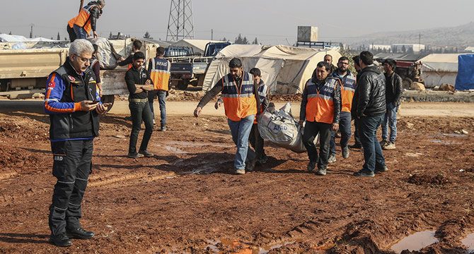 Türkiye, İdlib'den kaçan Suriyeliler için 9 kamp kurdu