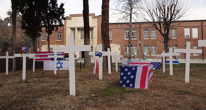 İran, eski ABD Büyükelçiliğinin avlusunda sembolik mezarlık kurdu