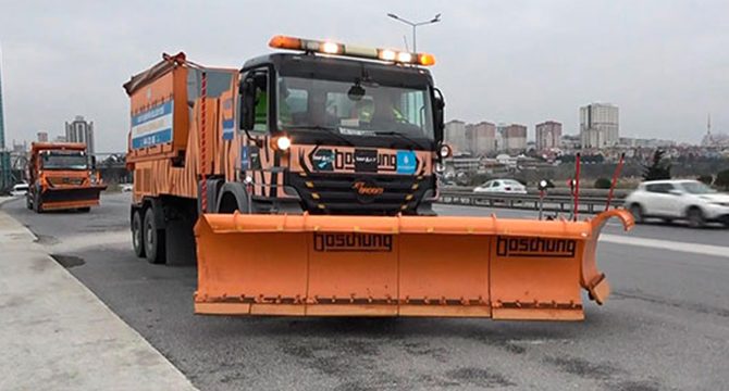 İstanbul'da kar küreme araçları hazır bekliyor