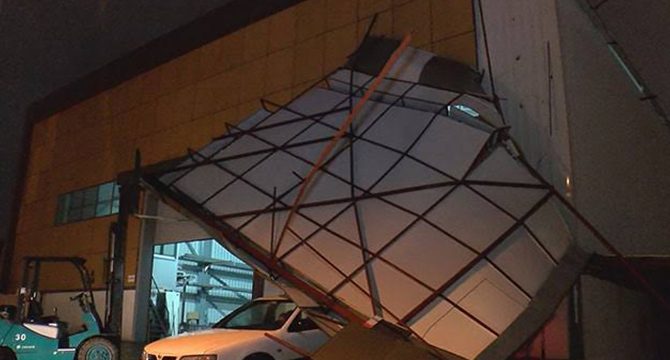İstanbul'da fırtına hakim! Çatılar uçtu, ağaçlar devrildi