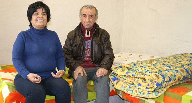 Tek odada yaşam mücadelesi veren engelli çifte yardım
