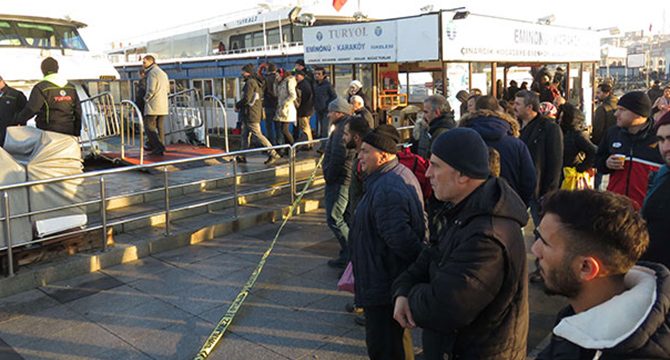 Kadıköy'de denizden ceset çıktı; Meraklı vatandaşlar polise zor anlar yaşattı