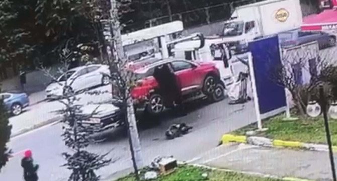 Yaşlı kadının çekicinin kaldırdığı araçtan düşme anı kamerada
