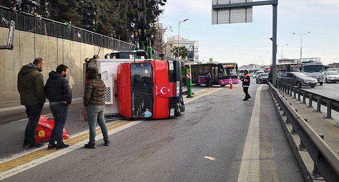 Kadıköy'de kamyonet devrildi; trafik yoğunluğu oluştu