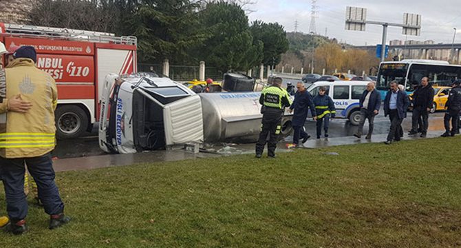 Kağıthane'de su tankeri devrildi; 2 yaralı