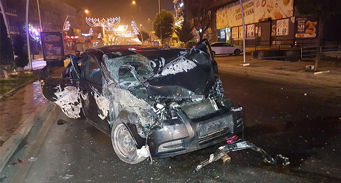 Alkollü sürücü, otomobille aydınlatma direğine çarptı