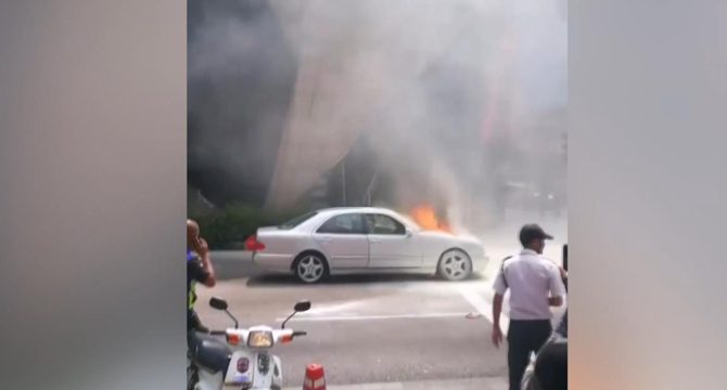 Malezya'da şehrin ortasında otomobil alev aldı, saatlerce yandı