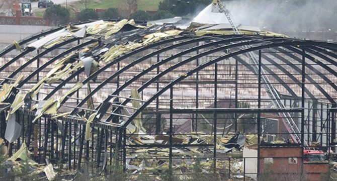 Maltepe Üniversitesi kapalı spor salonu çatısında yangın çıktı