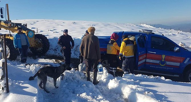 Yolu kardan kapanan yaylada rahatsızlandı, jandarma kurtardı