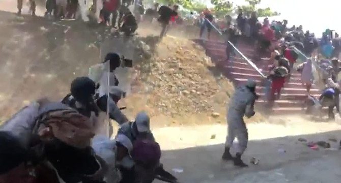 Meksika güvenlik güçleri ve göçmenler arasında çatışma çıktı