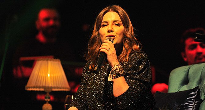 Ayak parmağında kırık olan Merve Özbey'den Bursa konseri