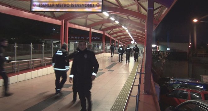 Metroda çıkan tartışmada 2 kişi bıçaklandı