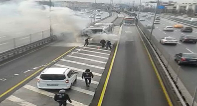 Metrobüs'te yangın! Seferler aksadı
