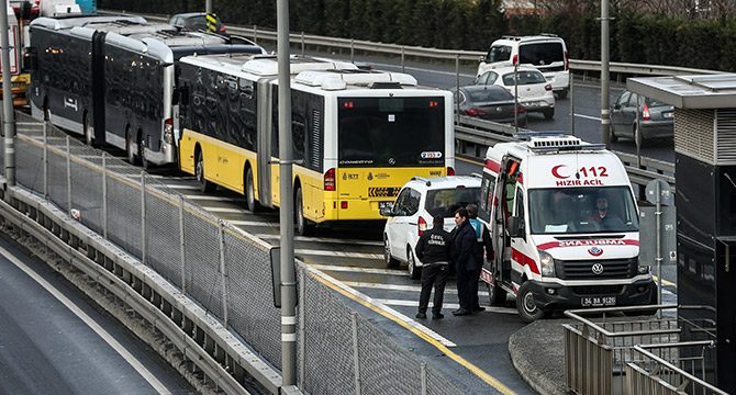 Metrobüs metrobüse arkadan çarptı; şoför yaralandı  