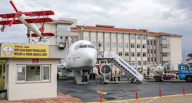 Okulun bahçesine, Boeing 737- 400'ün ardından savaş uçağı