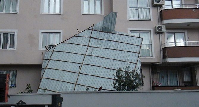 Apartmanın çatısı yan binanın bahçesine düştü 