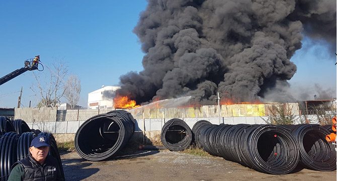 Pendik'te plastik geri dönüşüm tesisinde yangın