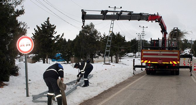 Erdemli´de kar yağışı elektrik direklerini devirdi