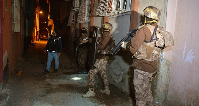 Uyuşturucu suçundan arananlara şafak operasyonu