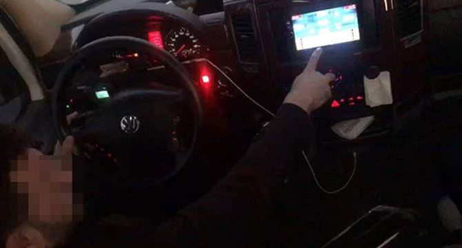 Minibüs kullanırken okey oynayan sürücünün ehliyetine el konuldu