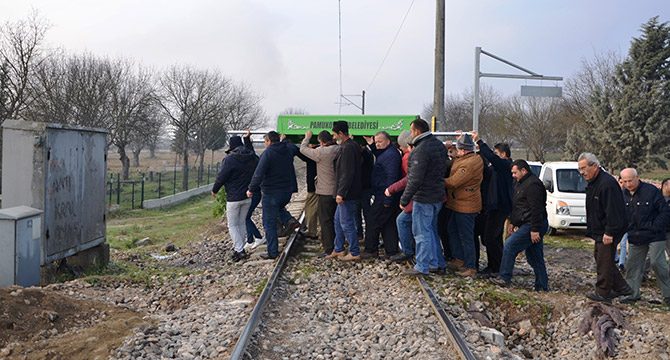 Hemzemin geçit için 'tabutlu' eylem